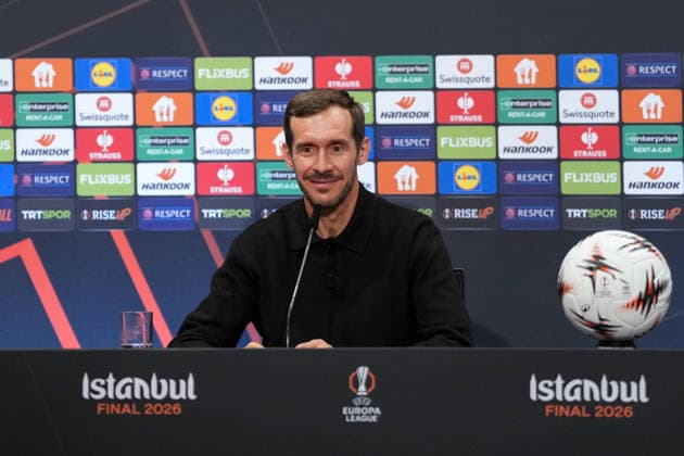 Julian Schuster (SC Freiburg, Trainer) bei der PK, Pressekonferenz , Türkei, Fussball, UEFA Europa League, Finale, 2025 2026, SC Freiburg vs. Aston Villa, 19.05.2026, TüpraÅü Stadium, BeÅüiktaÅü Park, Istanbul Istanbul TüpraÅü Stadium, BeÅüiktaÅü Par Istanbul Türkei Copyright: xArnexAmbergx
