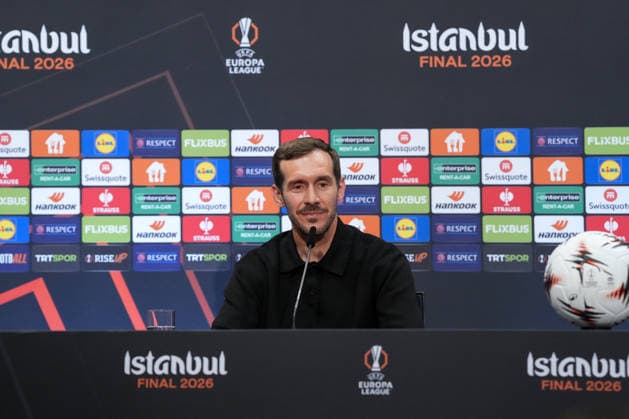 Julian Schuster (SC Freiburg, Trainer) bei der PK, Pressekonferenz , Türkei, Fussball, UEFA Europa League, Finale, 2025 2026, SC Freiburg vs. Aston Villa, 19.05.2026, TüpraÅü Stadium, BeÅüiktaÅü Park, Istanbul Istanbul TüpraÅü Stadium, BeÅüiktaÅü Par Istanbul Türkei Copyright: xArnexAmbergx