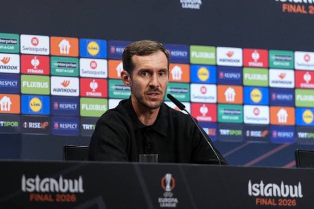 Julian Schuster (SC Freiburg, Trainer) bei der PK, Pressekonferenz , Türkei, Fussball, UEFA Europa League, Finale, 2025 2026, SC Freiburg vs. Aston Villa, 19.05.2026, TüpraÅü Stadium, BeÅüiktaÅü Park, Istanbul Istanbul TüpraÅü Stadium, BeÅüiktaÅü Par Istanbul Türkei Copyright: xArnexAmbergx