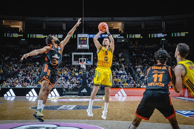 Basketball Berlin 19.05.2026 Saison 2025 2026 EasyCredit BBL 1. Bundesliga Männer, Herren Playoffs Viertelfinale Spiel 2 Alba Berlin - RASTA Vechta Martin Hermannsson (Alba Berlin, No.15) Lloyd Pandi (Vechta, No.41)