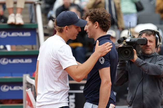 2026.05.19, xFSx, Bitpanda Open Hamburg ATP500, Achtelfinale, Herren-Tennistunier in Hamburg , Am Rothembaum in Hamburg , Justin Engel (GER) gratuliert Ugo Humbert (FRA) zum Sieg Copyright: HMBxMedia FernandoxSoares
