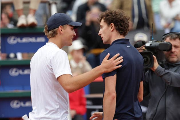2026.05.19, xFSx, Bitpanda Open Hamburg ATP500, Achtelfinale, Herren-Tennistunier in Hamburg , Am Rothembaum in Hamburg , Justin Engel (GER) gratuliert Ugo Humbert (FRA) zum Sieg Copyright: HMBxMedia FernandoxSoares