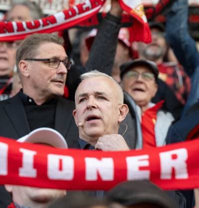 Fußball, Herren, Saison 2025 2026, 1. Bundesliga, 1. FC Union Berlin, Ordentliche Mitgliederversammlung im Stadion An der Alten Försterei, v. l. Finanz-Geschäftsführer Oskar Kosche (1. FC Union), Präsident Dirk Zingler (1. FC Union) bei der Hymne, 19.05. 2026, Copyright: xMatthiasxKochx