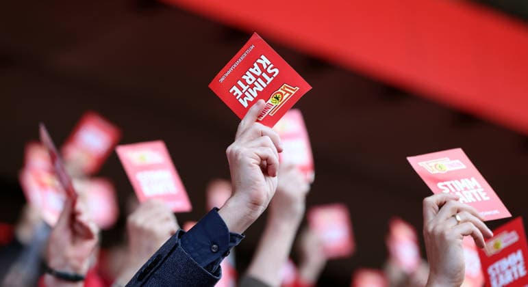 Mitglieder stimmen ab Stimmkarte Symbolfoto MV Mitgliederversammlung im Stadion An der Alten Försterei Fußball Fussball Bundesliga Herren DFL Saison 2025 2026 19.05.2026 1.FC Union Berlin FCU