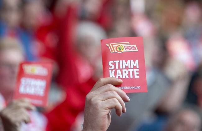 Fußball, Herren, Saison 2025 2026, 1. Bundesliga, 1. FC Union Berlin, Ordentliche Mitgliederversammlung im Stadion An der Alten Försterei, Stimmkarte bei der Abstimmung, 19.05. 2026, Copyright: xMatthiasxKochx