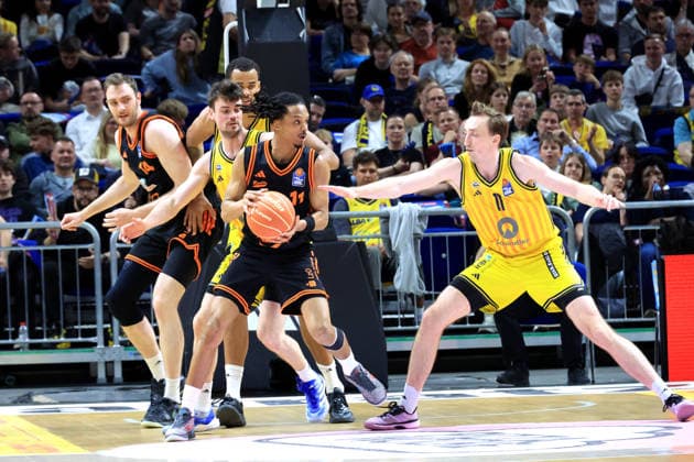 DEU, easyCredit BBL, ALBA vs. Rasta Vechta, 19.05.2026, Uber-Arena, Berlin, DEU, easyCredit BBL, ALBA vs. Rasta Vechta, im Bild Justin Bean (ALBA Berlin 34), JONAS MATTISSECK (ALBA Berlin 9), Alonzo Verge jr. (RASTA Vechta 11), Philipp Herkenhoff (RASTA Vechta 14)