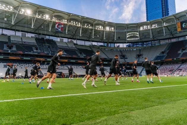 19.05.2026, SC Freiburg vs. Aston Villa, UEFA Europa League, Final Matchday -1 Besiktas Square, Besiktas Park, Stadium, Fan festival, Fan Fest, Fans Freiburg Aston Villa, Trophy, Uefa Cup League Trophy, Istanbul 2026 Final Abschlusstraining Final Training SC Freiburg in Vodafone Park Copyright: xBahhoxKarax