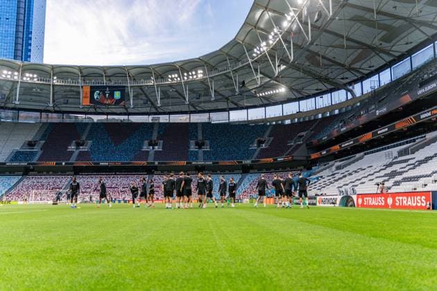 19.05.2026, SC Freiburg vs. Aston Villa, UEFA Europa League, Final Matchday -1 Besiktas Square, Besiktas Park, Stadium, Fan festival, Fan Fest, Fans Freiburg Aston Villa, Trophy, Uefa Cup League Trophy, Istanbul 2026 Final Abschlusstraining Final Training SC Freiburg in Vodafone Park Copyright: xBahhoxKarax