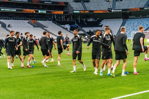 19.05.2026, SC Freiburg vs. Aston Villa, UEFA Europa League, Final Matchday -1 Besiktas Square, Besiktas Park, Stadium, Fan festival, Fan Fest, Fans Freiburg Aston Villa, Trophy, Uefa Cup League Trophy, Istanbul 2026 Final Abschlusstraining Final Training SC Freiburg in Vodafone Park Copyright: xBahhoxKarax