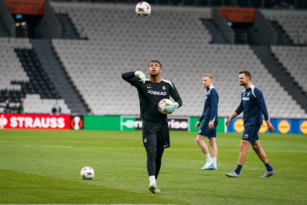 Türkei: Fussball UEFA Europa League 2025 - 2026, Finale in Istanbul - SC Freiburg vs Aston Villa - Tüpras Stadyumu (Istanbul): Abschlusstraining Freiburger Team: Noah Atubolu (SC Freiburg, 01) Copyright: xJOERANxSTEINSIEKx