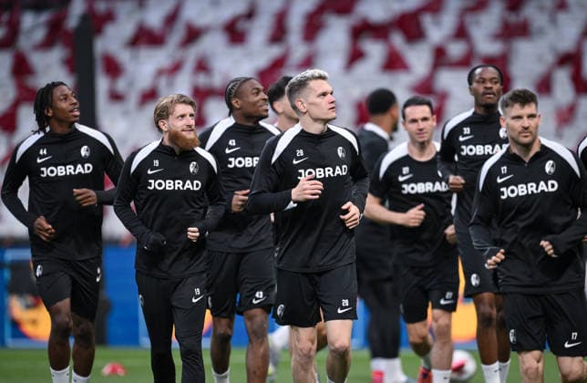 FUSSBALL EUROPA LEAGUE SAISON 2025 2026 Finale in Istanbul 19.05.2026 SC Freiburg - Aston Villa Training SC Freiburg im Besiktas - Park Stadion, das Team beim Aufwaermen; Johan Manzambi, Niklas Beste, Bruno Ogbus, Matthias Ginter und Lukas Kuebler (v.li.)