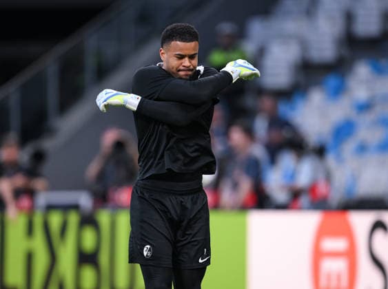 FUSSBALL EUROPA LEAGUE SAISON 2025 2026 Finale in Istanbul 19.05.2026 SC Freiburg - Aston Villa Training SC Freiburg im Besiktas - Park Stadion, Torwart Noah Atubolu beim Aufwaermen;