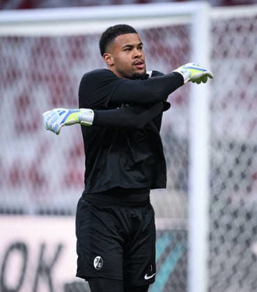 FUSSBALL EUROPA LEAGUE SAISON 2025 2026 Finale in Istanbul 19.05.2026 SC Freiburg - Aston Villa Training SC Freiburg im Besiktas - Park Stadion, Torwart Noah Atubolu beim Aufwaermen;