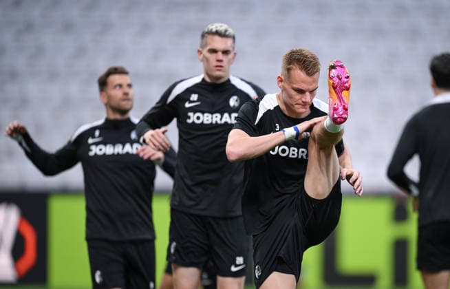 FUSSBALL EUROPA LEAGUE SAISON 2025 2026 Finale in Istanbul 19.05.2026 SC Freiburg - Aston Villa Training SC Freiburg im Besiktas - Park Stadion, Philipp Lienhart (re) beim Aufwaermen;