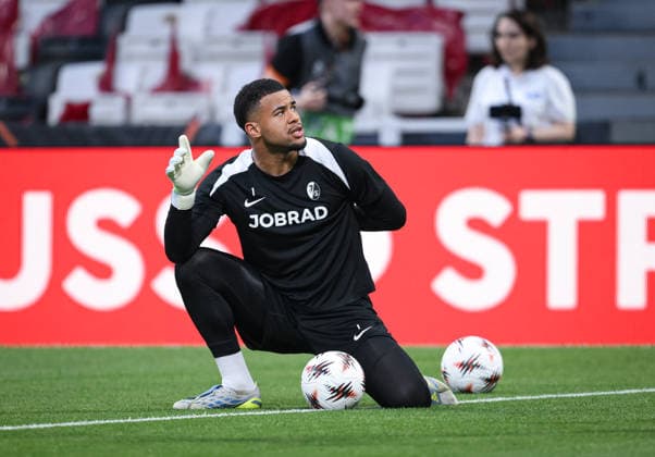 FUSSBALL EUROPA LEAGUE SAISON 2025 2026 Finale in Istanbul 19.05.2026 SC Freiburg - Aston Villa Training SC Freiburg im Besiktas - Park Stadion, Torwart Noah Atubolu beim Aufwaermen;
