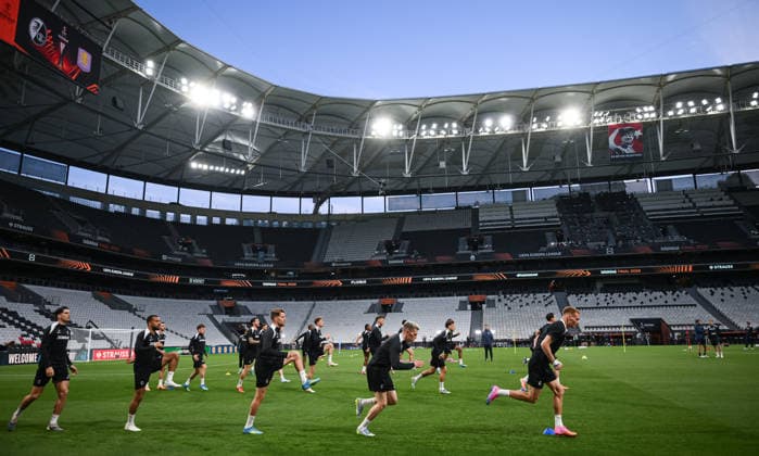 FUSSBALL EUROPA LEAGUE SAISON 2025 2026 Finale in Istanbul 19.05.2026 SC Freiburg - Aston Villa Training SC Freiburg im Besiktas - Park Stadion, das Team beim Aufwaermen; Igor Matanovic, Daniel Kofi Kyereh, Lucas Hoeler, Matthias Ginter und Philipp Lienhart (v.li.)