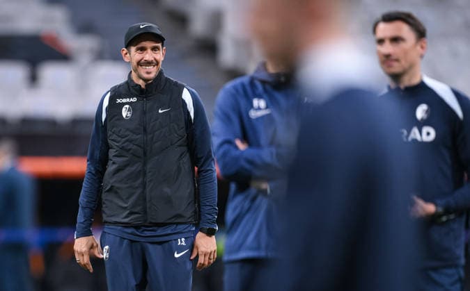 FUSSBALL EUROPA LEAGUE SAISON 2025 2026 Finale in Istanbul 19.05.2026 SC Freiburg - Aston Villa Training SC Freiburg im Besiktas - Park Stadion, Trainer Julian Schuster beobachtet das Training.