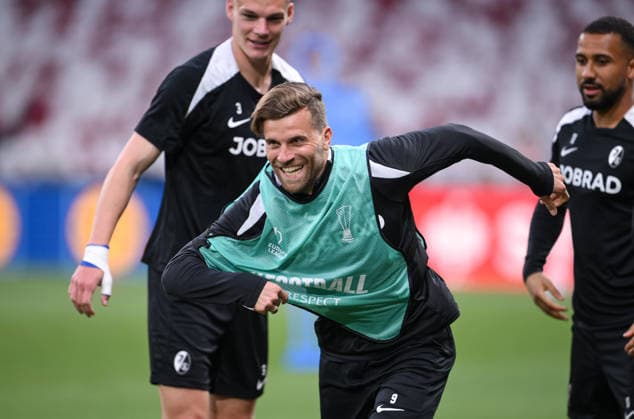 FUSSBALL EUROPA LEAGUE SAISON 2025 2026 Finale in Istanbul 19.05.2026 SC Freiburg - Aston Villa Training SC Freiburg im Besiktas - Park Stadion, Lucas Hoeler bei einer Laufuebung