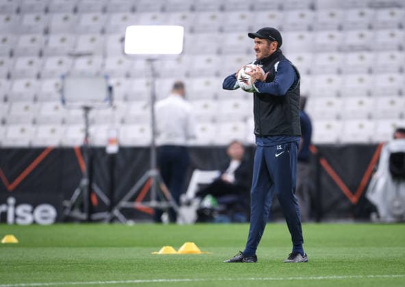 FUSSBALL EUROPA LEAGUE SAISON 2025 2026 Finale in Istanbul 19.05.2026 SC Freiburg - Aston Villa Training SC Freiburg im Besiktas - Park Stadion, Trainer Julian Schuster beobachtet das Training.