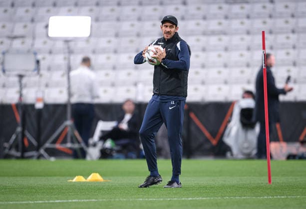 FUSSBALL EUROPA LEAGUE SAISON 2025 2026 Finale in Istanbul 19.05.2026 SC Freiburg - Aston Villa Training SC Freiburg im Besiktas - Park Stadion, Trainer Julian Schuster beobachtet das Training.