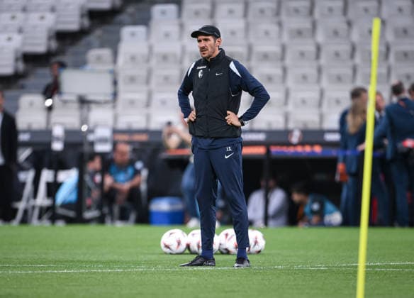 FUSSBALL EUROPA LEAGUE SAISON 2025 2026 Finale in Istanbul 19.05.2026 SC Freiburg - Aston Villa Training SC Freiburg im Besiktas - Park Stadion, Trainer Julian Schuster beobachtet das Training.