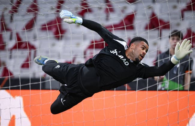 FUSSBALL EUROPA LEAGUE SAISON 2025 2026 Finale in Istanbul 19.05.2026 SC Freiburg - Aston Villa Training SC Freiburg im Besiktas - Park Stadion, Torwart Noah Atubolu