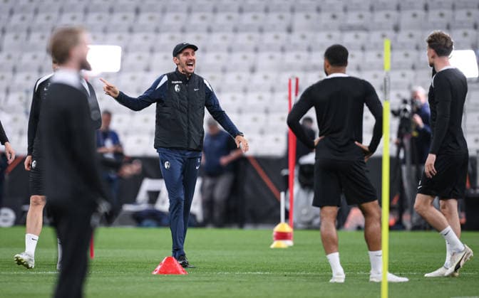 FUSSBALL EUROPA LEAGUE SAISON 2025 2026 Finale in Istanbul 19.05.2026 SC Freiburg - Aston Villa Training SC Freiburg im Besiktas - Park Stadion, Trainer Julian Schuster gibnt Anweisungen