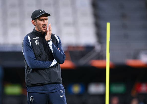 FUSSBALL EUROPA LEAGUE SAISON 2025 2026 Finale in Istanbul 19.05.2026 SC Freiburg - Aston Villa Training SC Freiburg im Besiktas - Park Stadion, Trainer Julian Schuster beobachtet das Training.