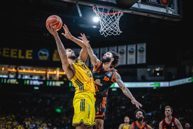 Basketball Berlin 19.05.2026 Saison 2025 2026 EasyCredit BBL 1. Bundesliga Männer, Herren Playoffs Viertelfinale Spiel 2 Alba Berlin - RASTA Vechta Norris Agbakoko (Alba Berlin, No.17) Tevin Brown (Vechta, No.10)