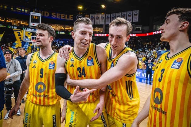 Basketball Berlin 19.05.2026 Saison 2025 2026 EasyCredit BBL 1. Bundesliga Männer, Herren Playoffs Viertelfinale Spiel 2 Alba Berlin - RASTA Vechta Justin Bean (Alba Berlin, No.34) Moses Wood (Alba Berlin, No.11) Jubel nach Sieg