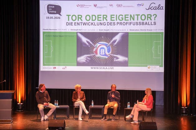 19.05.2026, Deutschland, Stuttgart, Fussball Ethik im Dialog: Tor oder Eigentor? v.l. Christoph Ruf Autor, freier Journalist und Fußballexperte, Claudia Neumann Sportreporterin und -redakteurin beim ZDF, Erwin Staudt Ehemaliger Präsident des VfB Stuttgart, Moderation: DesirÃ e Krause