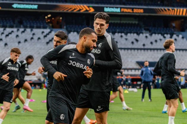 19.05.2026, SC Freiburg vs. Aston Villa, UEFA Europa League, Final Matchday -1 Besiktas Square, Besiktas Park, Stadium, Fan festival, Fan Fest, Fans Freiburg Aston Villa, Trophy, Uefa Cup League Trophy, Istanbul 2026 Final Abschlusstraining Final Training SC Freiburg in Vodafone Park, Mathias Ginter, Lucas Höler, Matanovic, Kyereh Copyright: xBahhoxKarax