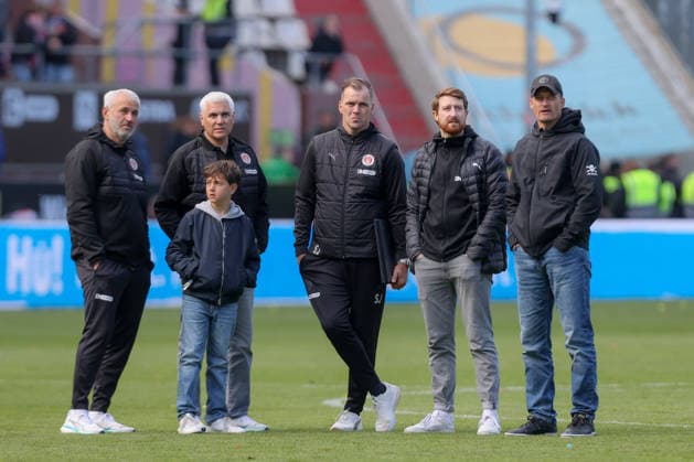 16.05.2026, xtgx, Fussball 1. Bundesliga, FC St. Pauli - VfL Wolfsburg emspor, v.l. Andreas Bornemann (St Pauli, Geschäftsführer (2. von links), Alexander Blessin (St Pauli, Trainer) (rechts) (DFL DFB REGULATIONS PROHIBIT ANY USE OF PHOTOGRAPHS as IMAGE SEQUENCES and or QUASI-VIDEO) Hamburg