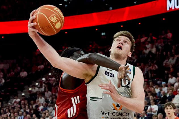 Deutsche Basketball Bundesliga (BBL), FC Bayern München Basketball vs VET-CONCEPT GLADIATORS Trier, München FC Bayern Basketball, Trier VET-CONCEPT GLADIATORS, 2026-05-19 in München (SAP Garden) LINSSEN Marten (VET-CONCEPT GLADIATORS TRIER Center (C) Nr12-TRI12), GABRIEL Wenyen (FC Bayern München Basketball Center (C) Nr32-FCBB32) sportworld München SAP Garden Bayern Deutschland
