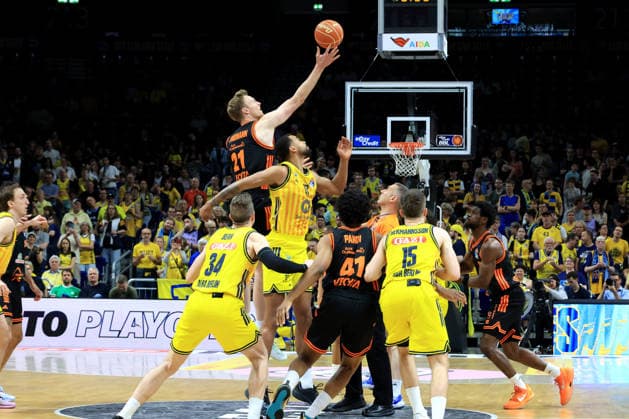 DEU, easyCredit BBL, ALBA vs. Rasta Vechta, 19.05.2026, Uber-Arena, Berlin, DEU, easyCredit BBL, ALBA vs. Rasta Vechta, im Bild Norris Agbakoko (ALBA Berlin 17), Lars Thiemann (RASTA Vechta 21)