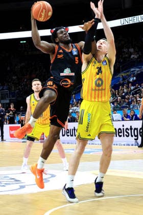 DEU, easyCredit BBL, ALBA vs. Rasta Vechta, 19.05.2026, Uber-Arena, Berlin, DEU, easyCredit BBL, ALBA vs. Rasta Vechta, im Bild Justin Bean (ALBA Berlin 34), TJ Bamba (RASTA Vechta 5)