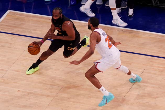 NBA, Basketball Herren, USA East Conference Finals Game 1 - Cleveland Cavaliers at New York Knicks Cleveland Cavaliers guard James Harden (L) in action against New York Knicks guard Mikal Bridges (R) during game 1 of the NBA East Conference Finals between the New York Knicks and Cleveland Cavaliers in New York, New York, USA, 19 May 2026. New York NEW YORK United States  Copyright: xSARAHxYENESELx