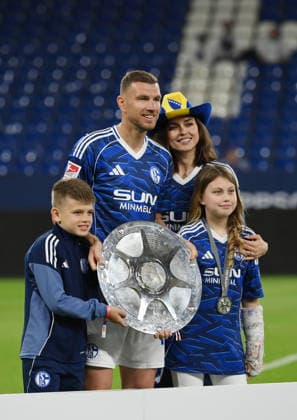 Edin Dzeko (FC Schalke 04) mit Ehefrau Amra Silajdzic und seinen Kindern 17.05.2026, Fussball 2. Bundesliga, Saison 2025 2026, 34. Spieltag, FC Schalke 04 - Eintracht Braunschweig 1:0 DFL regulations prohibit any use of photographs as image sequences and or quasi-video Gelsenkirchen Veltins Arena Nordrhein Westfalen Deutschland