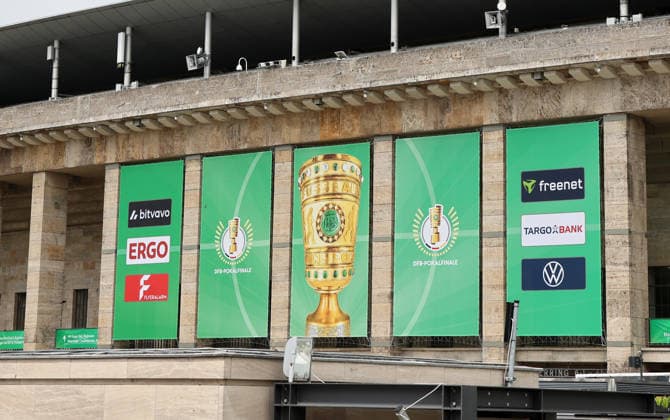 Berliner Olympiastadion wird für DFB Pokal Finale hergerichtet, Fahnen Branding Saison 2025 2026 20.05.2026 FC Bayern München vs VfB Stuttgart
