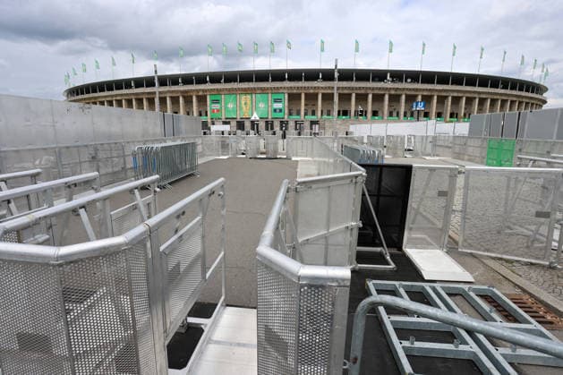 Berliner Olympiastadion wird für DFB Pokal Finale hergerichtet, Absperrgitter an den Einlasstoren Kontrollen, Fahnen Branding Saison 2025 2026 20.05.2026 FC Bayern München vs VfB Stuttgart