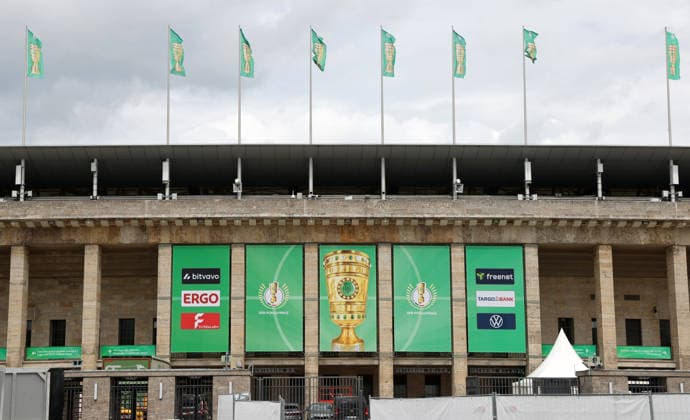 Berliner Olympiastadion wird für DFB Pokal Finale hergerichtet, Fahnen Branding Saison 2025 2026 20.05.2026 FC Bayern München vs VfB Stuttgart