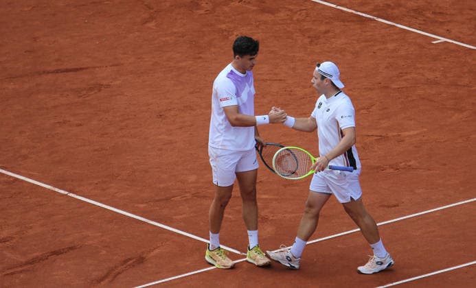 Bitpanda Hamburg Open am Hamburger Rothenbaum, ATP, Tennis Herren 500, Doppel: Alexander Erler (l.) und Lucas Miedler (r.) aus Österreich feiern einen Sieg in Hamburg.