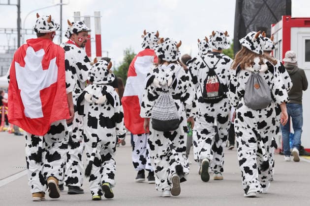 20.05.2026 Swiss Life Arena Zuerich , SCHWEIZ, Herren IIHF World Championship, WM, Weltmeisterschaft Zurich 2026 Gruppe A Schweiz - Oesterreich Eine Gruppe Fans mit Kuhkostuemen auf dem Weg zum Stadion