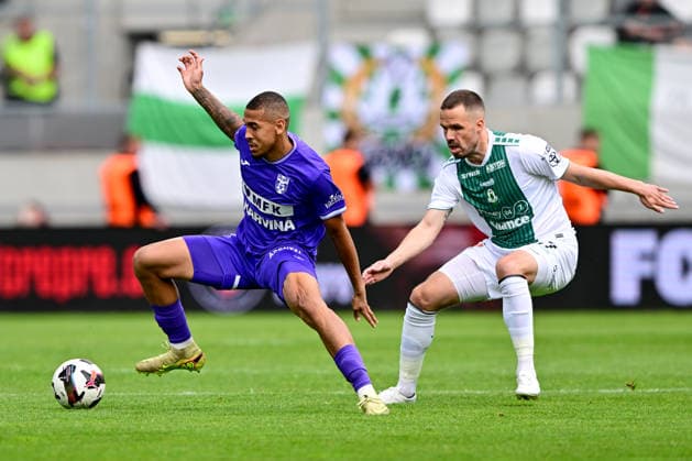 Finale ceskeho fotbaloveho poharu MOL Cupu: FK Jablonec - MFK Karvina, 20. kvetna 2026, Hradec Kralove. Zleva Kahuan Vinicius z Karvine a Filip Novak z Jablonce. (CTKxPhoto DavidxTanecek) CTKPhotoP2026052008368  CTKPhotoP2026052008368