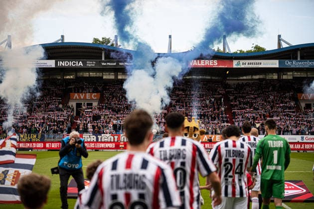 2026-05-20 Willem II v FC Volendam - Dutch Keuken Kampioen Divisie Play-Offs TILBURG, NETHERLANDS - MAY 20: players of Willem II enter the field with fireworks in the background during the Dutch Keuken Kampioen Divisie Play-Offs match between Willem II and FC Volendam at Koning Willem II Stadion on May 20, 2026 in Tilburg, Netherlands. Tilburg Koning Willem II Stadion Netherlands Content not available for redistribution in The Netherlands directly or indirectly through any third parties. Copyright: xGabrielxCalvinoxAlonsox