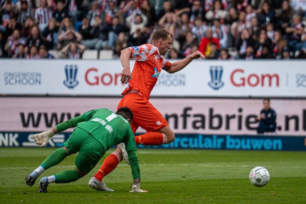 2026-05-20 Willem II v FC Volendam - Dutch Keuken Kampioen Divisie Play-Offs TILBURG, NETHERLANDS - MAY 20: Henk Veerman of FC Volendam dribbles past Thomas Didillon-Hodl of Willem II during the Dutch Keuken Kampioen Divisie Play-Offs match between Willem II and FC Volendam at Koning Willem II Stadion on May 20, 2026 in Tilburg, Netherlands. Tilburg Koning Willem II Stadion Netherlands Content not available for redistribution in The Netherlands directly or indirectly through any third parties. Copyright: xGabrielxCalvinoxAlonsox