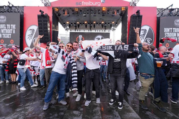 Fans feiern friedlich in der Stadt und beim Fantreff mit türkischen Fans , Türkei, Fussball, UEFA Europa League, Finale, 2025 2026, SC Freiburg vs. Aston Villa, 20.05.2026, TüpraÅü Stadium, BeÅüiktaÅü Park, Istanbul Istanbul TüpraÅü Stadium, BeÅüiktaÅü Par Istanbul Türkei Copyright: xArnexAmbergx