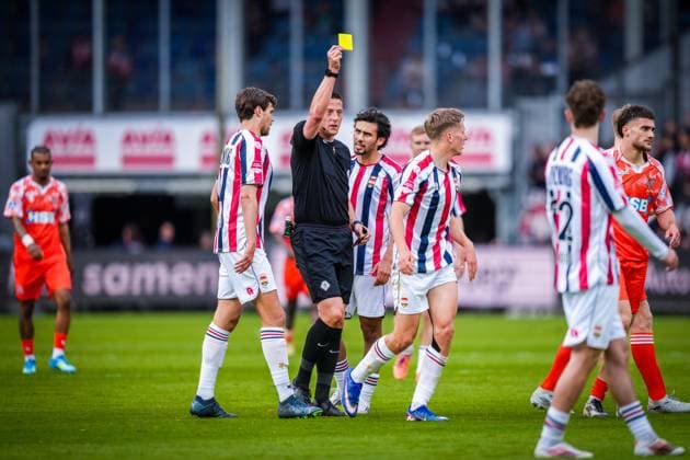 TILBURG , 20-05-2026 , Koning Willem II Stadium , season 2025 2026 , Dutch Keuken Kampioen Divisie football , First leg of the Keuken Kampioen Play-Offs final , match between Willem II and FC Volendam , picture shows Referee Jeroen Manschot shows yellow card to Willem II player Gijs Besselink Willem II - Volendam (play off)  x203843039x Copyright: