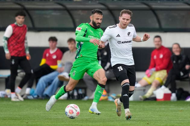 20.05.2026, Getränke Hoffmann Stadion, Spelle, GER, Fußball, Freundschaftsspiel: SC Spelle-Venhaus vs Borussia Mönchengladbach, Kevin Stöger (Gladbach 7) vs Leon Gensicke (Spelle 26) DFL REGULATIONS PROHIBIT ANY USE OF PHOTOGRAPHS AS IMAGE SEQUENCES AND OR QUASI-VIDEO. Spelle Niedersachsen Deutschland Getränke Hoffmann Stadion