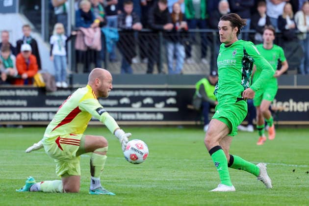 Torhueter Alexander Moll (SC Spelle-Venhaus) und Florian Neuhaus (Borussia Moenchengladbach) kaempfen um den Ball, Friendly match, SC Spelle-Venhaus v Borussia Moenchengladbach, Getraenke Hoffmann Stadion am 20. May 2026 in Spelle, Deutschland. (Foto von Marco Steinbrenner DeFodi Images) Torhueter Alexander Moll (SC Spelle-Venhaus) und Florian Neuhaus (Borussia Moenchengladbach) battle for the ball, Friendly match, SC Spelle-Venhaus v Borussia Moenchengladbach, Getraenke Hoffmann Stadion, May 20, 2026 in Spelle, Germany. (Photo by Marco Steinbrenner DeFodi Images) -